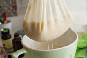 キヌアミルクをこす