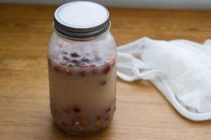 水に浸したヘーゼルナッツ